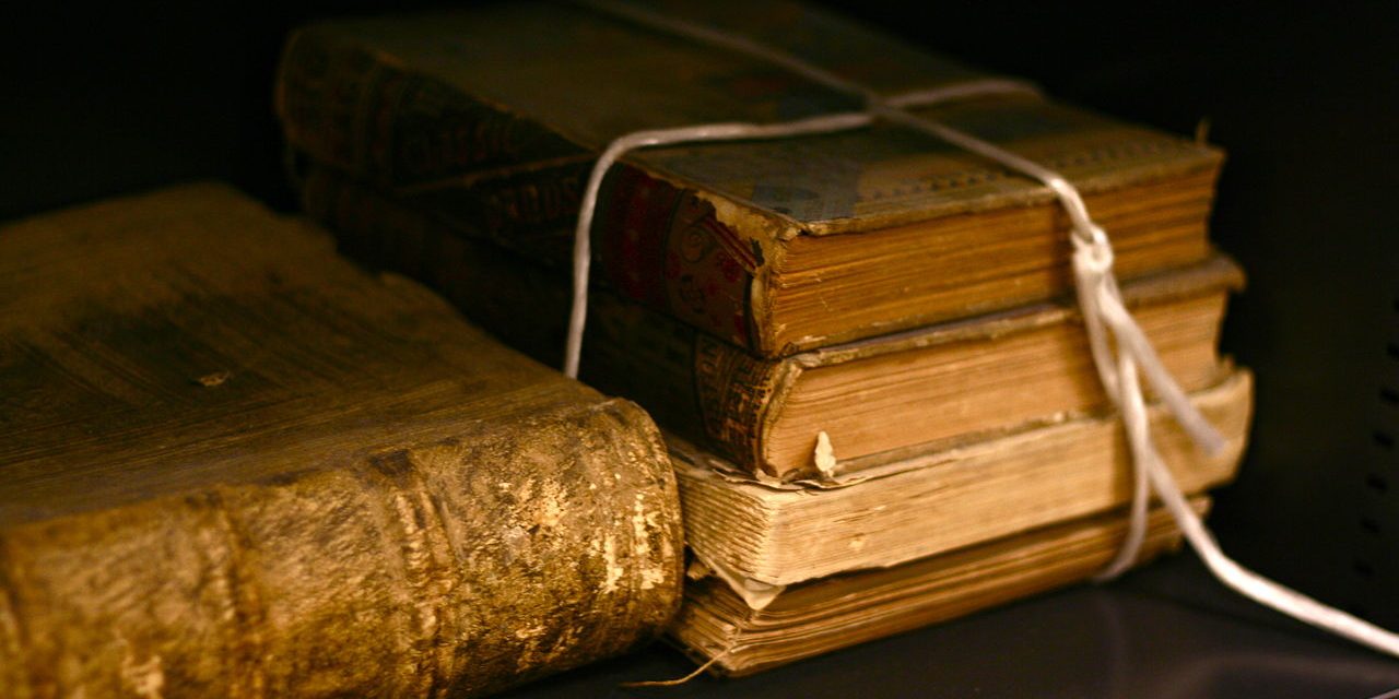 1280px-Old_books_by_bionicteaching